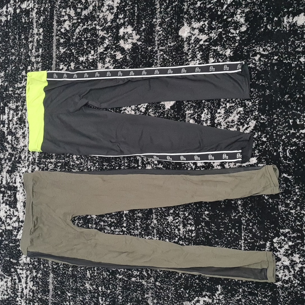 2 woman leggings